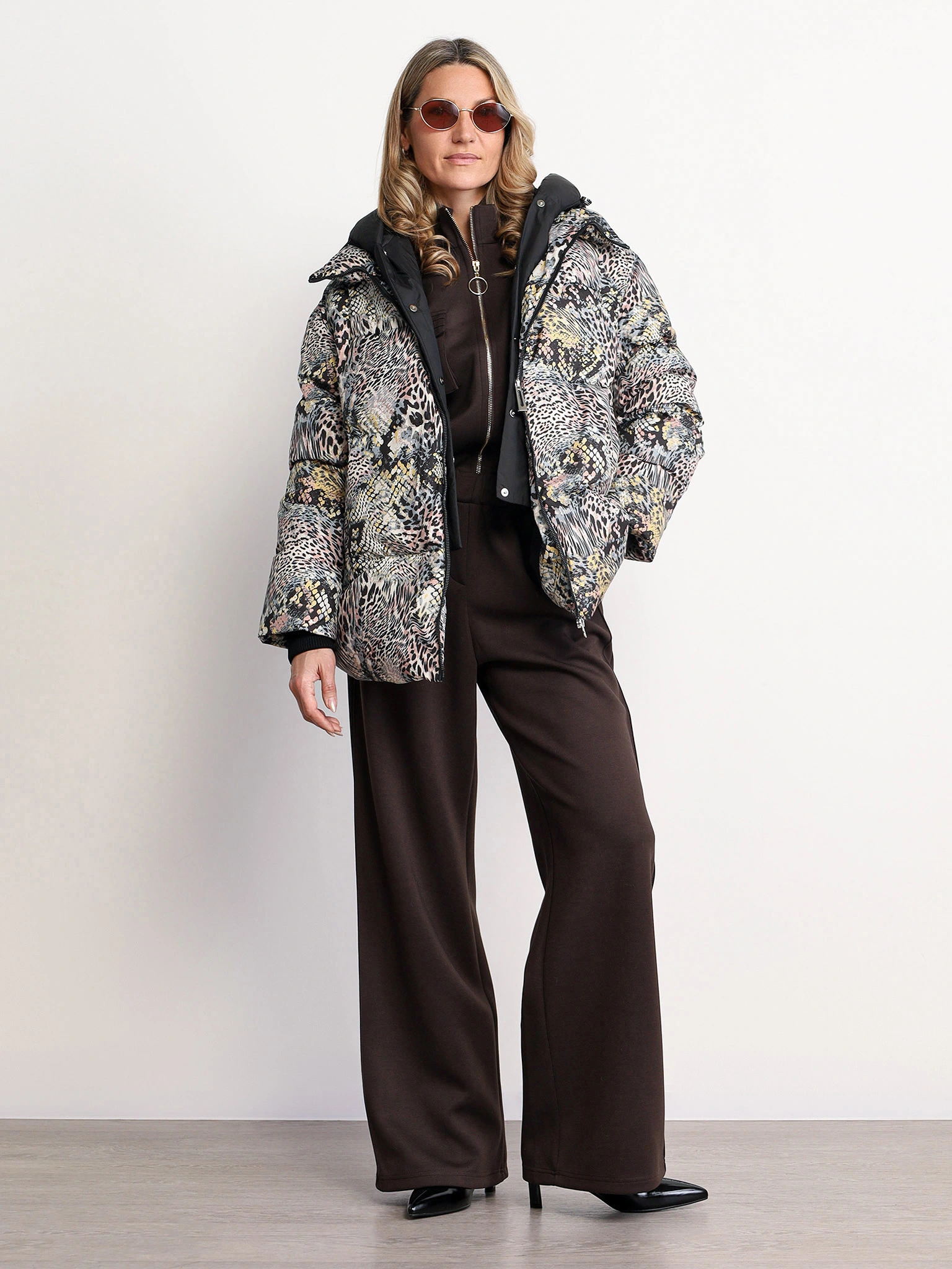 Пуховик с анималистичным принтом цвета мульти с капюшоном-манишкой